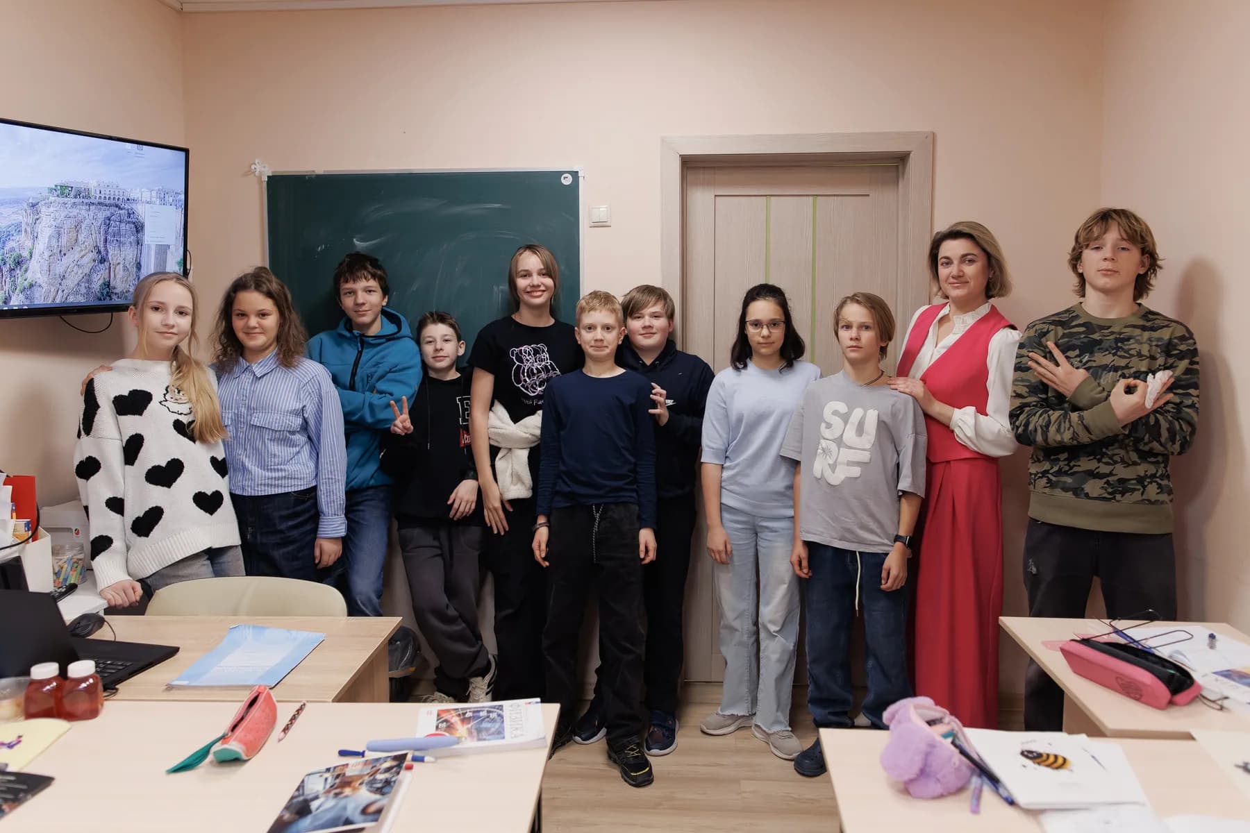 Ученики семейного класса вместе с педагогом