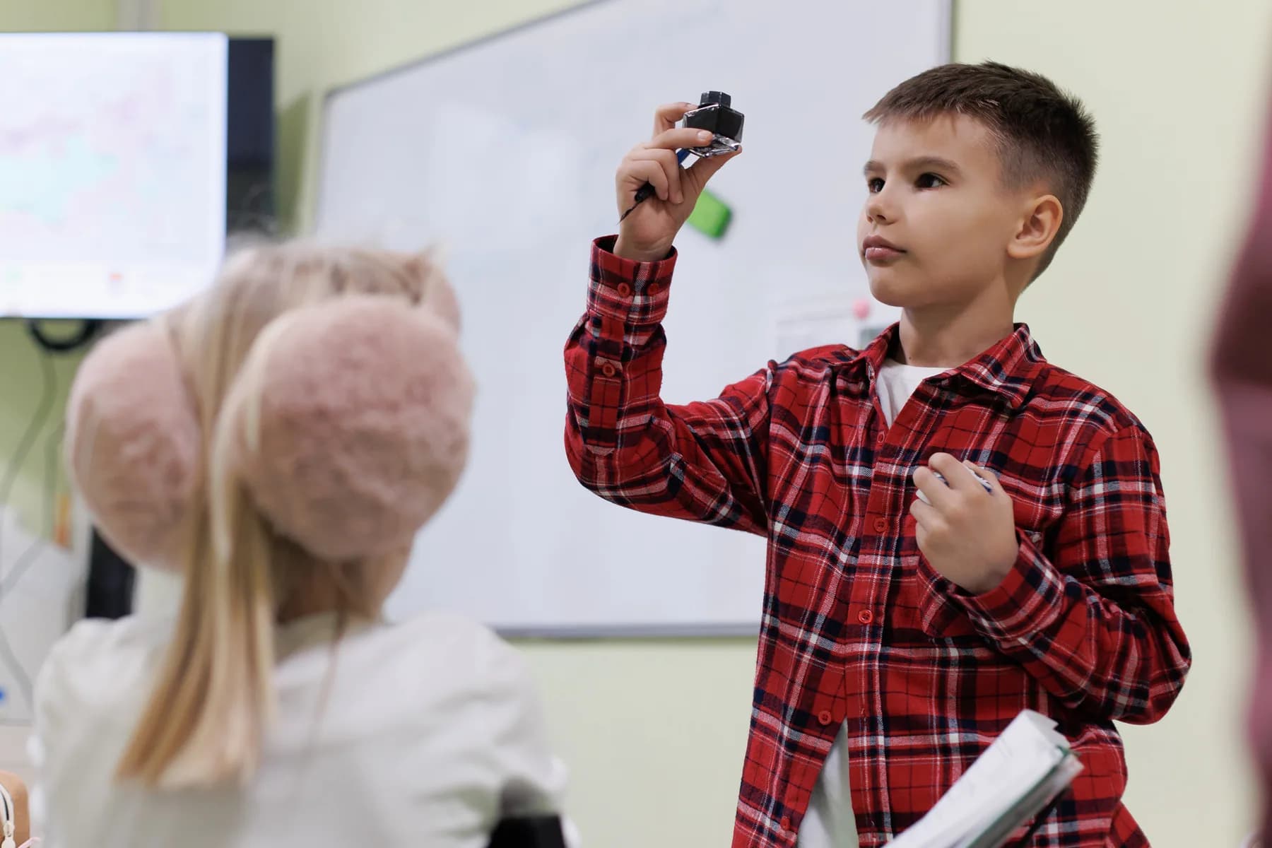 Ученик представляет свою работу перед классом